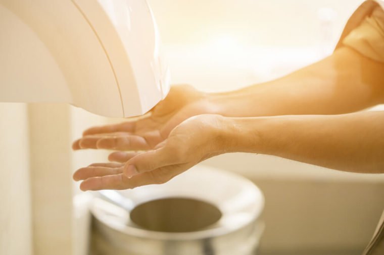 Сушилки для рук в туалетах - это настоящие «бактериальные бомбы»